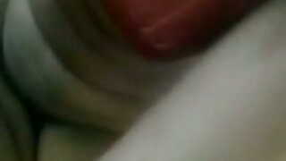 Veličanstvena kučka ubitačnih oblina Amber Ashlee skida svoj crveni komplet donjeg rublja otkrivajući svoje masivno okruglo dupe. Kučka se igra sa svojim mekim stalak i puše veliki kurac na POV videu.