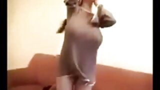 Veličanstvena gavranova djevojka s velikim dupetom i prirodnim C cup sisama prstom jebe svoju čvrstu vlažnu macu u krevetu. Onda jedan stari frajer pojebe njen kurvi misionarski stil i svrši na njen trbuh.