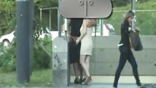 Očaravajuća dugokosa brineta amaterka pokazuje svoj um uzimajući tijelo ispred kamere prije nego što čučnu pred navrnutim kamermanom da mu revno popuši u pov seks videu Pornstar.