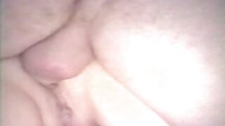 Mimi skida svoje seksi crvene gaćice i masirajući bradavice i klitoris, stavlja vibrator u macu.